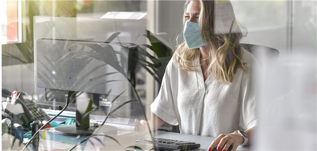 Software könnte Ärzten bei der Organisation der Corona-Impfungen helfen. (Symbolbild mit Fotomodell)