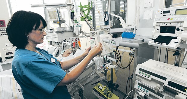 Ethik-Komitee soll in Konfliktfällen vermitteln Solange Menschen bei guter Gesundheit sind, lehnen sie es in den meisten Fällen ab, durch Maschinen am Leben erhalten zu werden. Aber gilt das auch noch im Ernstfall?