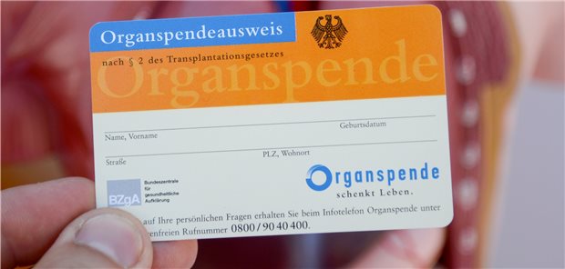 Solange es kein elektronisches Organspenderegister gibt, bleibt fast nur die Dokumentation einer Spendebereitschaft über den papiernen Organspendeausweis oder eine Patientenverfügung.
