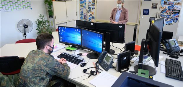 Zur SARS-CoV-2-Kontaktverfolgung kriegt der ÖGD mehr Helfer Soldaten der Bundeswehr unterstützen den ÖGD bereits wie hier im Landratsamt Görlitz.