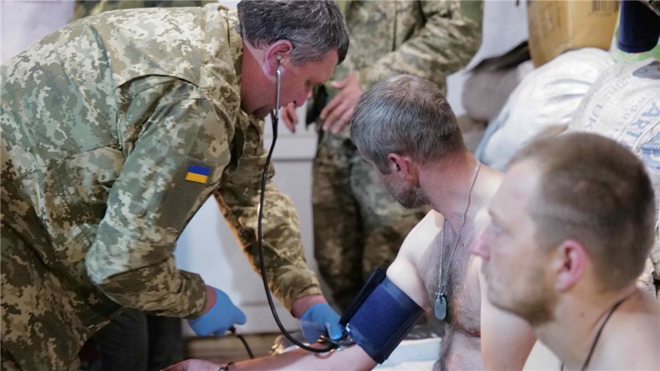 Soldaten werden nach einer Drohnen-Explosion behandelt. Drohnen werden mehr und ...