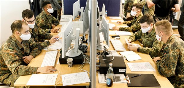 Högl: Dauerhafte Amtshilfe geht zulasten der Bundeswehr Soldaten werten in einem Gesundheitsamt Daten zur Corona-Kontaktverfolgung aus – ein Motiv aus dem September 2020. Die Wehrbeauftragte hält die dauerhafte Inanspruchnahme der Bundeswehr für Zwecke der zivilen Katastrophenhilfe für falsch.