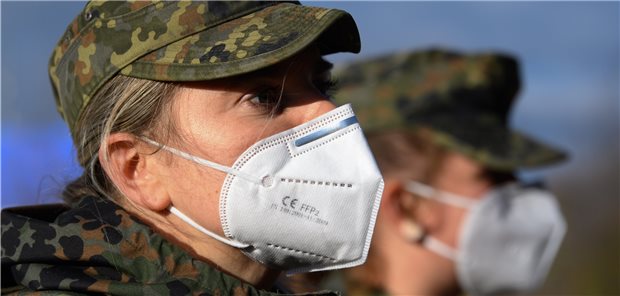 Die Corona-Armee sucht weiterhin Fachärzte Soldatinnen des Sanitätsdienstes der Bundeswehr vom Sanitätsregiment 1 Weißenfels aus Sachsen-Anhalt – wie viele andere Kameradinnen und Kameraden auch im Corona-Einsatz.