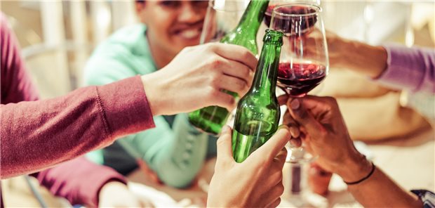 Soll bald der Vergangenheit angehören: Begleitetes Trinken. Alkohol werde auch nicht besser, wenn man ihn im Beisein der Eltern trinke, sagte Streeck.