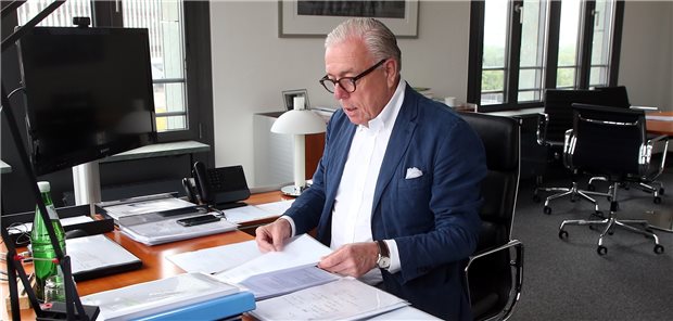 Ärztlicher Pandemierat tagt erstmals am Dienstag BÄK-Präsident Dr. Klaus Reinhardt in seinem Büro