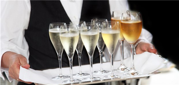 Steuerfalle Weihnachtsfeier Soll der Freibetrag reichen, könnte der teuerste Champagner auf der Weihnachtsfeier kontraindiziert sein.