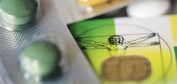 Das Foto zeigt Tabletten in einem Blister und eine Krankenversicherungskarte.