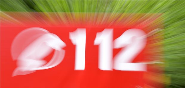 Sachsen will Notruf 112 barrierefrei machen Sachsen, Bad Schandau: Die Notrufnummer 112 ist auf einem Feuerwehrfahrzeug zu sehen.