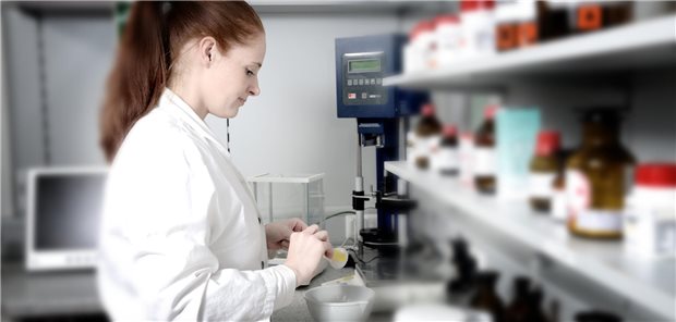 Sollen PTA die approbierte Apothekenleitung vertreten dürfen? Die Bundesregierung will das zumindest probeweise mal ermöglichen, um Filialbetriebe zu entlasten – auch als Antwort auf den Fachkräftemangel.