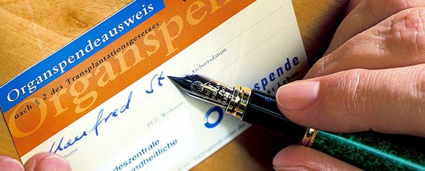Organspende: Staat will nicht lockerlassen Sollen bald mehr Bürger haben - einen Organspendeausweis.