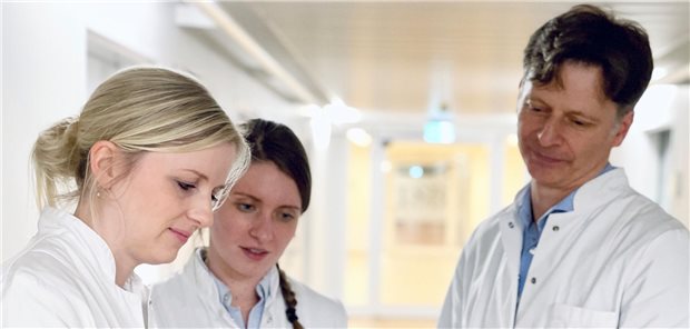 Asklepios Klinik Altona holt Rheuma-Team aus Bad Bramstedt Sollen die Rheumaversorgung in Hamburg stärken (v.l.): Dr. Inga Pohlenz, Dr. Lisa Duken, Damir Boro.