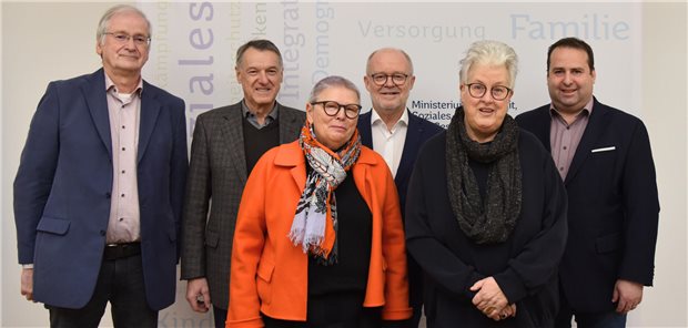 Saarland: Ministerium beruft Klinik-Expertenrat Sollen stationäre Reformen an der Saar beratend begleiten: (v.l.n.r.) Axel Mittelbach, Hans-Joachim Backes, Brigitte Schmidt-Jähn, Prof. Thomas Kleist, Dr. Susann Breßlein sowie Landesgesundheitsminister Dr. Magnus Jung.