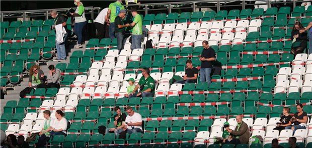 KBV-Chef will Corona-“Panikmodus“ beenden Sollen wieder Zuschauer in die Fußballstadien? Beim Spiel Wolfsburg gegen Leverkusen am Sonntag waren 500 Fans zugelassen. KBV-Chef Gassen rät zu einem Ende des „Panikmodus“ in dieser Frage.