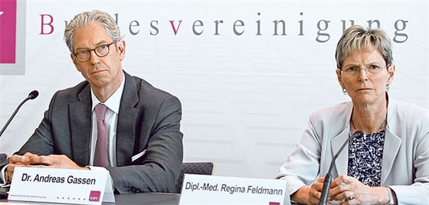 Gröhe macht Spielräume für KBV eng Sollen zwingend zu einem einheitlichen und kooperativen Handeln zurückkehren: KBV-Vorstände Dr. Andreas Gassen und Regina Feldmann.