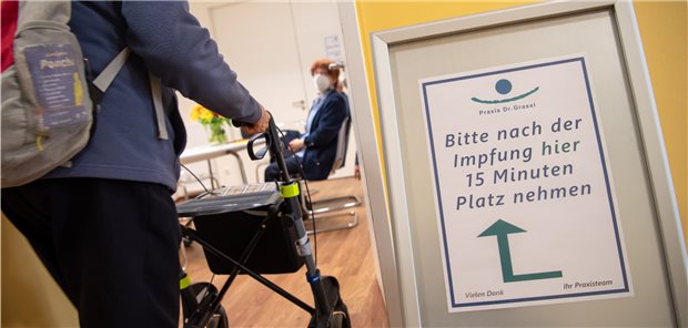 Tipps: Wie Hausärzte Corona-Impfungen organisieren Sollte man haben: Raum zur Nachbeobachtung in einer bayerischen Hausarzt-Praxis.