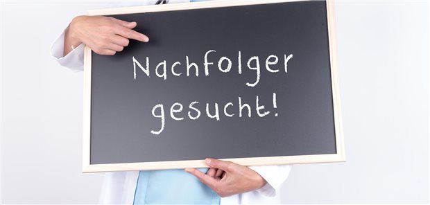Arzt mit Schild Nachfolger gesucht.