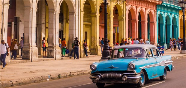 Ein Oldtimer fährt durch die Straßen Havannas.  