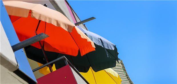 Hitze im Jahr 2023: Mehr als 47.000 Tote in Europa Sonnenschirme können an heißen Tagen für Schatten sorgen.
