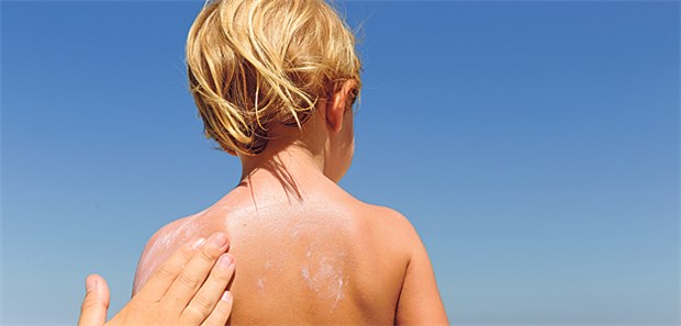 Keine Chance für fettige Sonnencremes! Sonnenschutzmittel sollten wasserfest sein, sonst sind sie schnell wieder ausgewaschen.