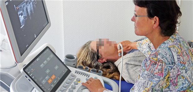 Sono-Aktion bei der Ärzte Zeitung: Dr. Kerstin Jungheim, Frankfurt, auf der Suche nach Veränderungen in der Schilddrüse.