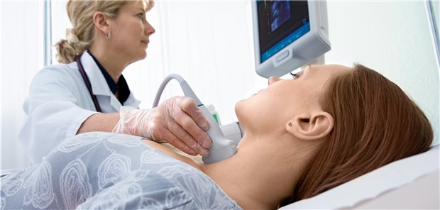 Sonografie der Schilddrüse: Vor allem bei jüngeren Patienten muss ein Knoten dringend abgeklärt werden.
