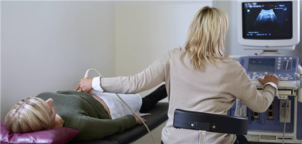 Delegation in der Arztpraxis: Chancen und Grenzen von Physician Assistant und Primary Care Manager Frau sonografiert Patientin.