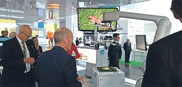 Big Data und Künstliche Intelligenz als künftige OP-Manager? Sony präsentierte auf der Medica eine OP-Lösung, die Operateuren eine 3D-Ansicht mit 4K-Auflösung ermöglicht.