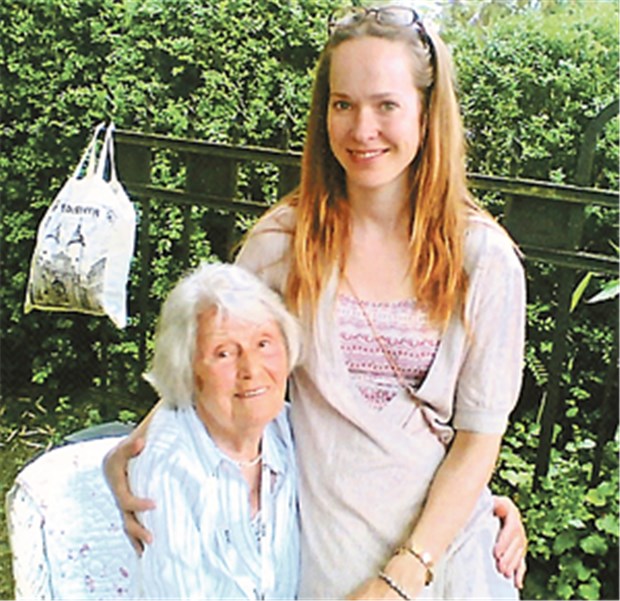 Tierpark-Szenen beruhigen Demenzpatienten Sophie Rosentreter mit ihrer Oma Ilse: "Ich wollte meiner Omi etwas hinterlassen, das sie warm einpackt, das ihr ein Wohlgefühl verschafft."