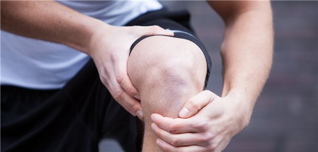 Sorge um das Knie: Nach einer Totalendoprothese lassen sich Infektionen nicht ausschließen.