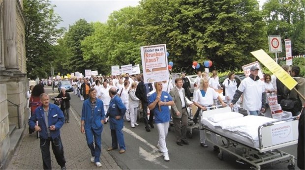Kliniken in Niedersachsen fordern Luft für die Budgets Sorge um die wohnortnahe Krankenhausversorgung brachte Ärzte und Klinikmitarbeiter in Niedersachsen zum Protest auf die Straßen.