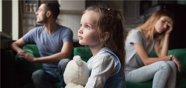 Sorgen bei allen Familienmitgliedern? Laut AOK-Studie ging es Familien zuletzt schlechter. (Symbolbild mit Fotomodellen)
