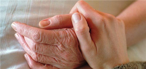 Die Hand einer jüngeren Person hält die einer älteren.