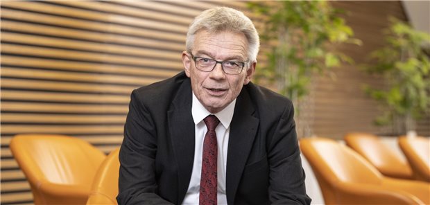 22 FEB 2023, BERLIN/GERMANY: Prof. Josef Hecken, Vorsitzender, Gemeinsamer Bundesausschuss, G-BA, in der EIngangshalle des Gemeinsamen Bundesausschusses