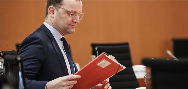 Industrie enttäuscht von ePA-Entwurf, Opposition wittert Skandal Sortierte vor der Kabinettssitzung noch einmal seine Unterlagen: Bundesgesundheitsminister Jens Spahn (CDU).