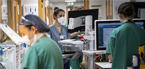 Sowohl in der operativen als auch in der nicht-operativen onkologischen Versorgung gibt es im staatlichen Gesundheitswesen in Großbritannien teils erhebliche Engpässe.
