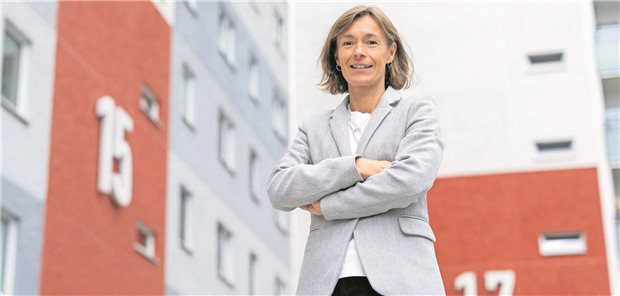 Telemedizinraum im Plattenbau statt Praxisbesuch Sozialarbeiterin Mandy Steinbrück leitet das Telemedizin-Projekt im Quartier.