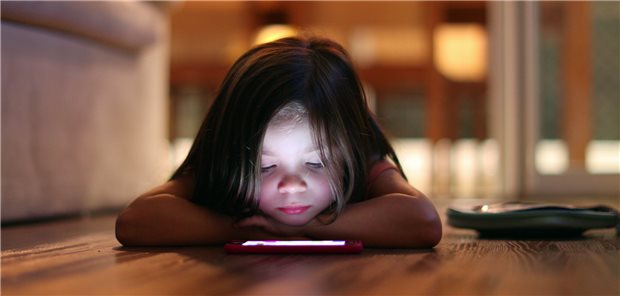 Soziale Auffälligkeiten und motorische Defizite: Das machen Pädiater gehäuft bei Kindern aus, die zu viel Zeit mit der Nutzung von Handys und Tablets verbringen. (Symbolbild mit Fotomodell)