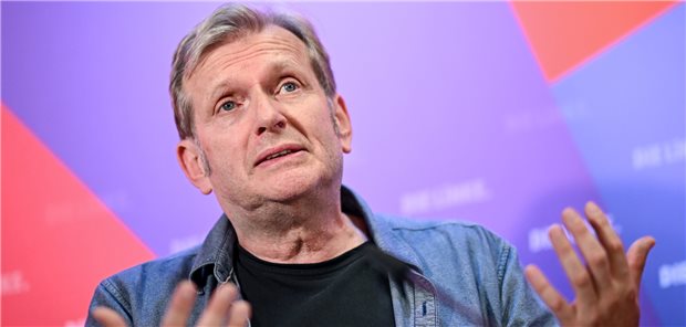 Linke schlägt Gerhard Trabert für Wahl zum EU-Parlament vor Sozialmediziner Gerhard Trabert auf einer Pressekonferenz der Links-Partei, wo er als Kandidat für die Europawahl 2024 vorgeschlagen wurde.