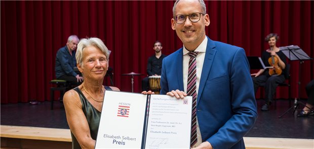 Auszeichnung für Pionierin der Gendermedizin Sozialminister Kai Klose hat Professorin Vera Regitz-Zagrosek mit dem Elisabeth-Selbert-Preis des Landes Hessen ausgezeichnet.