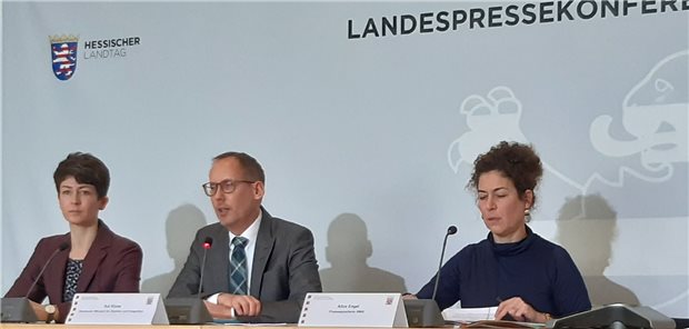 Hessen will Gefährdete mit Hitzeaktionsplan schützen Sozialminister Kai Klose stellt mit HAGE-Geschäftsführerin Katharina Böhm (links) und Ministeriumssprecherin Alice Engel im Landtag den Hessischen Hitzeaktionsplan vor.