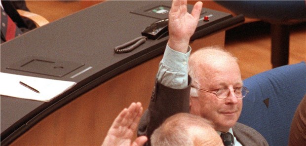 Der Kompromiss, die Pflegeversicherung und die Baustelle Sozialminister Norbert Blüm bei der Abstimmung am 22. April 1994 im Bundestag .