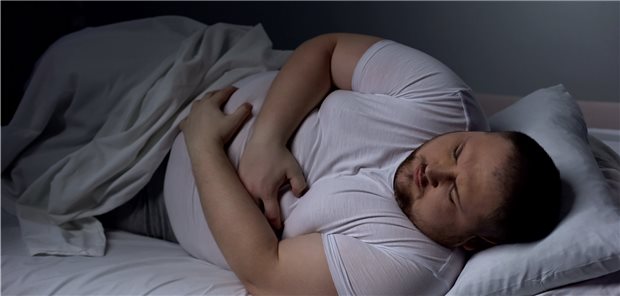 Späte Nachruhe scheint einer chinesischen Studie zufolge Adipositas zu fördern. Könnte das an der stärkeren nächtlichen Lichtexposition und der damit verbundenen verlängerten Hemmung der Melatoninsekretion liegen? (Symbolbild mit Fotomodell)