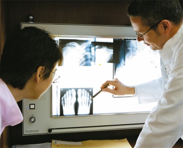 Bei Rheumatoider Arthritis ist schnelles Behandeln angesagt Spätestens bei einem radiologischen Nachweis von Erosionen oder Usuren ist die Indikation zum Therapiebeginn gegeben.