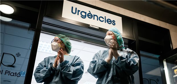 Spaniens Ärzte klagen rechtlich Schutzkleidung im Corona-Kampf ein Spanisches Gesundheitspersonal vor der Klinik. Mittlerweile herrscht in vielen Krankenhäusern ein dramatischer Engpass an Schutzmaterialien.