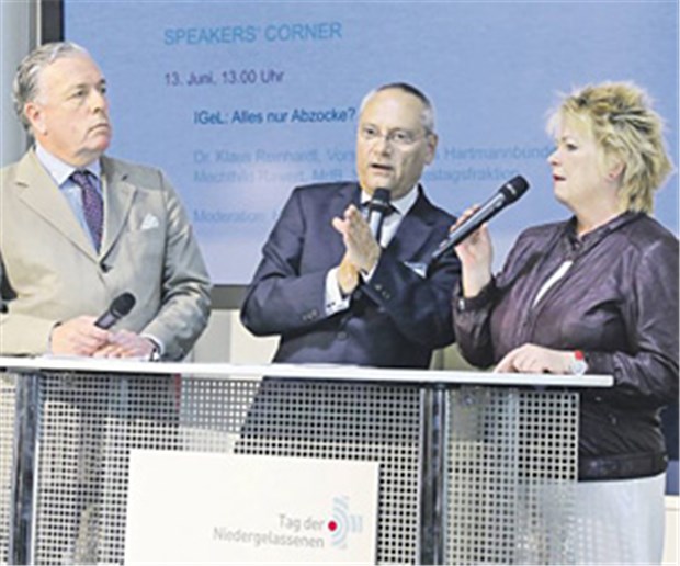 IGeL-Ärger: Kritik auch vom Hartmannbund Spannende Diskussion: Hartmannbund-Chef Dr. Klaus Reinhardt, Moderator Helmut Laschet (Ärzte Zeitung), Mechthild Rawert (SPD-Abgeordnete).