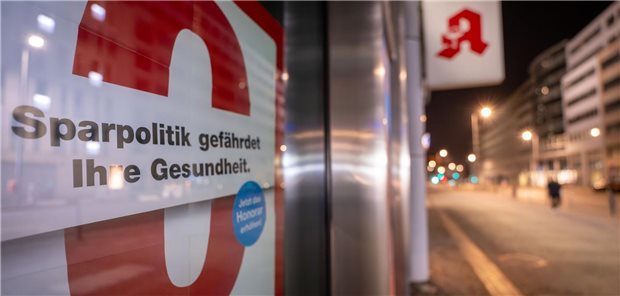 Ein Schild mit der Aufschrift „Sparpolitik gefährdet Ihre Gesundheit!“ hängt  im Schaufenster einer Apotheke.