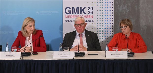 Das Foto zeigt die Bundesministerin für Gesundheit Nina Warken (links), den Gesundheitsminister von NRW, Karl Josef Laumann, und Hamburgs Gesundheitssenatorin Melanie Schlotzhauer (rechts) bei einer gemeinsamen Pressekonferenz in Hannover.