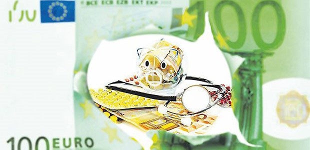 Geldbunker für die GKV? Sparschwein, Stethoskop, Pillen hinter einem 100-Euro-Schein: Wie sorgt man für die Zukunft vor?