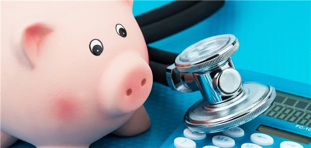Sparschwein, Taschenrechner und Stethoskop: Es muss gespart werden im Gesundheitssystem. Der Gesundheitsminister setzt dabei auch bei Ärzten an.