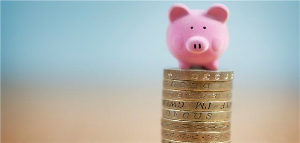 Kassen mit strukturellem Milliarden-Defizit? Sparschwein auf Münzstapel: Die Kassenbeiträge könnten stetig steigen, so die Bertelsmann-Stiftung.
